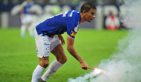 Ídolo do Cruzeiro arrisca palpite e alerta jogadores para clássico pegado
