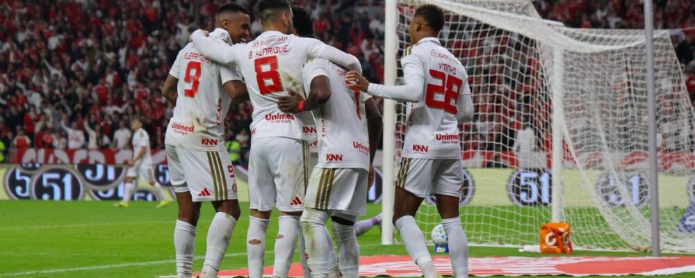 Internacional goleia o Vasco no Beira-Rio e sobe na tabela do Brasileirão