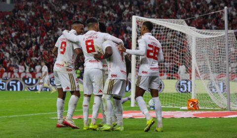 Internacional goleia o Vasco no Beira-Rio e sobe na tabela do Brasileirão