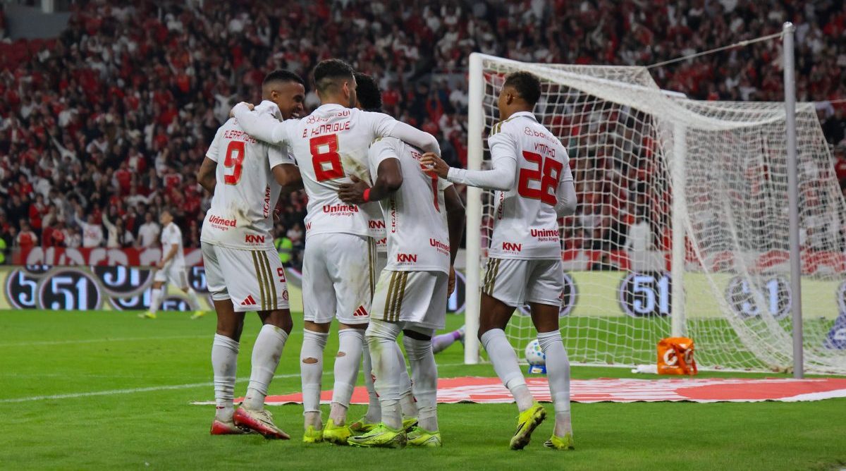 Internacional goleia o Vasco no Beira-Rio e sobe na tabela do Brasileirão