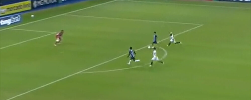 Jogador do Grêmio perde gol sem goleiro na Sul-Americana