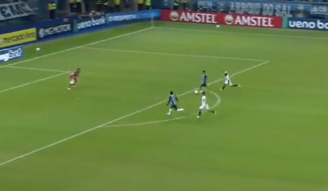 Jogador do Grêmio perde gol sem goleiro na Sul-Americana