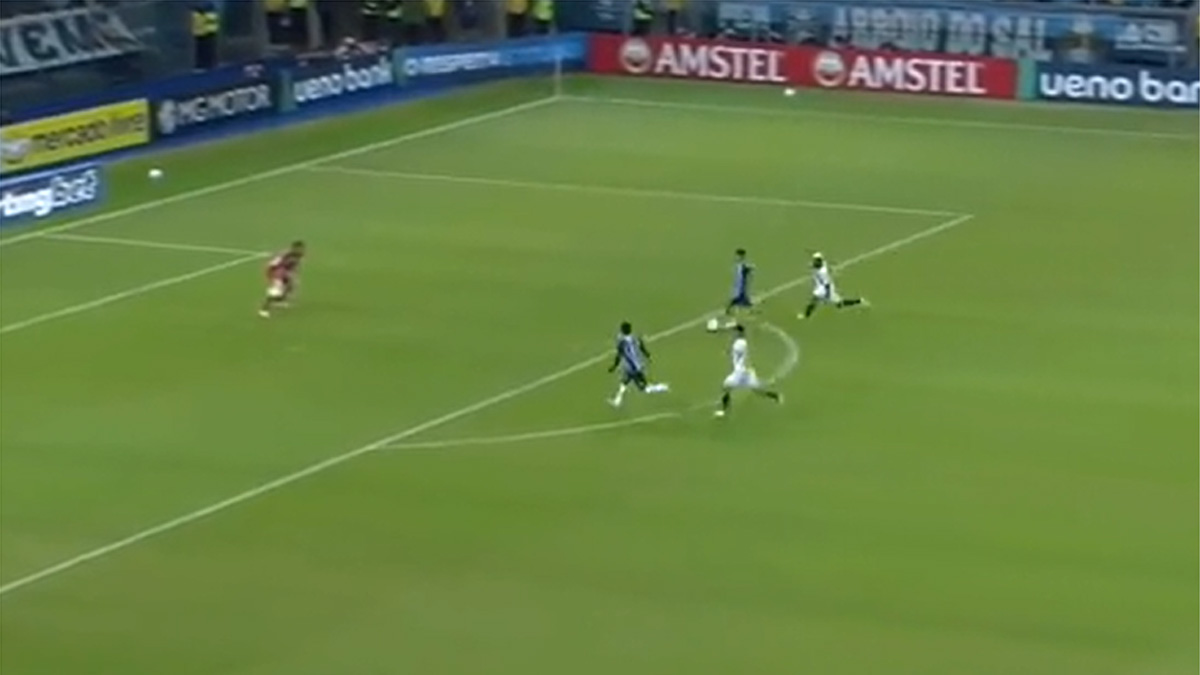 Jogador do Grêmio perde gol sem goleiro na Sul-Americana