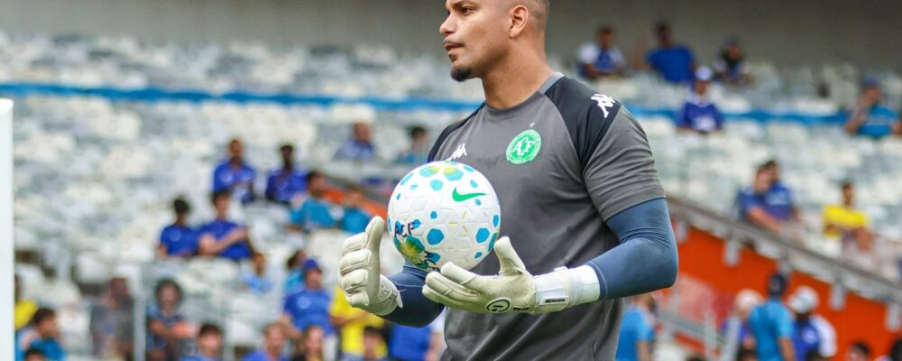 Jogador questiona arbitragem: ‘Mais fácil favorecer o Cruzeiro que a Chapecoense’