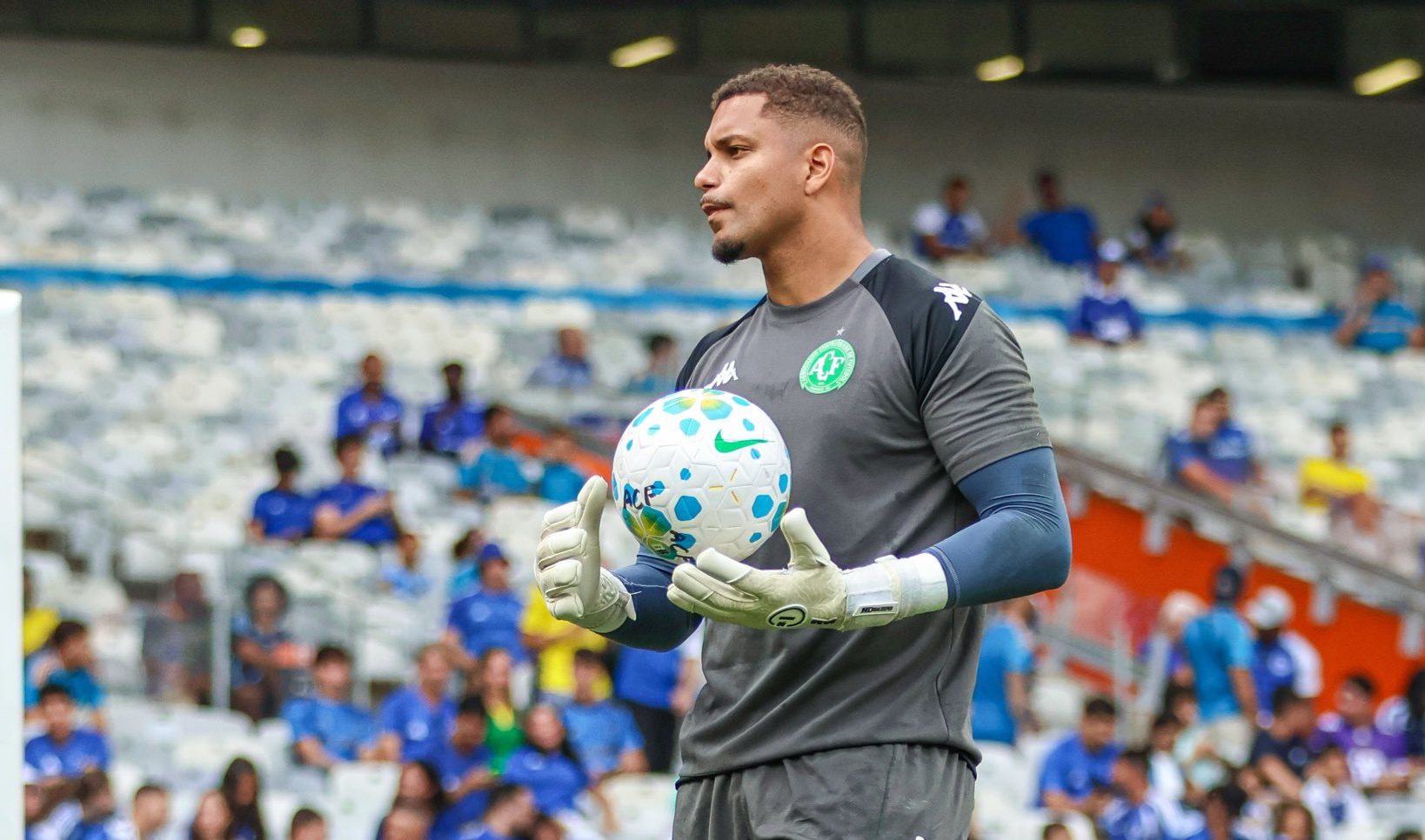 Jogador questiona arbitragem: ‘Mais fácil favorecer o Cruzeiro que a Chapecoense’