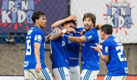 Kenji dedica vitória do Cruzeiro a William e ao filho do lateral: ‘Momento difícil’