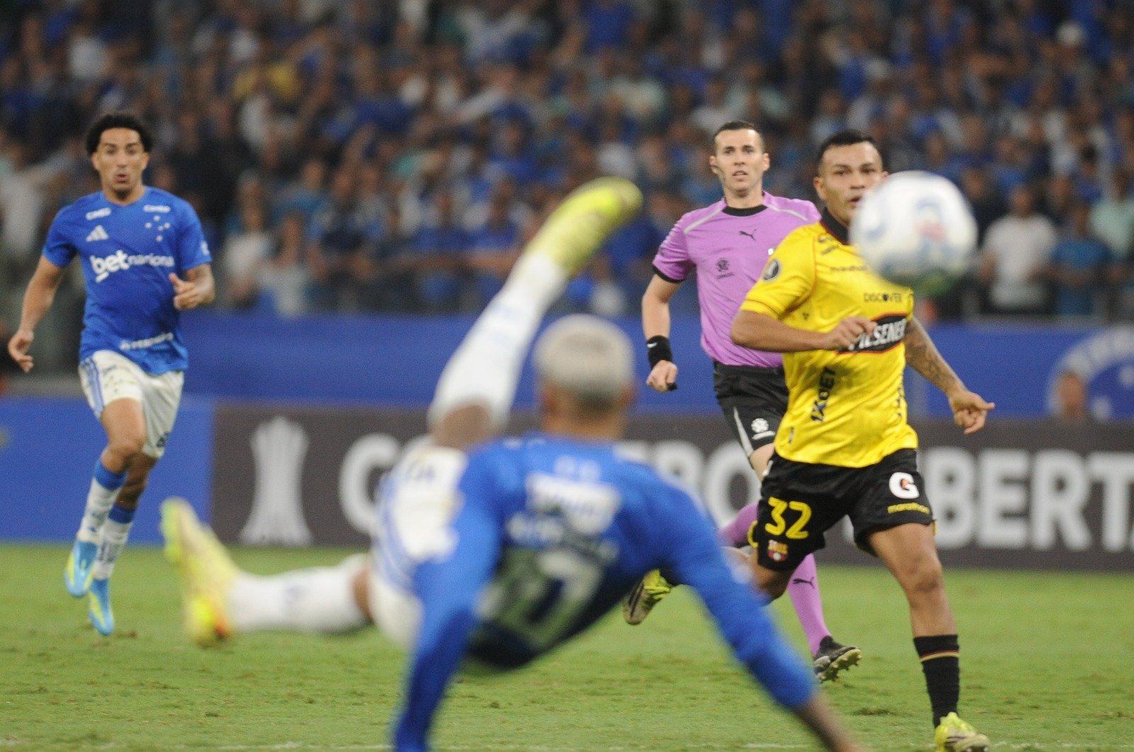 O voleio de Matheus Pereira contra o Barcelona - (foto: Alexandre Guzanshe/EM/D.A Press)