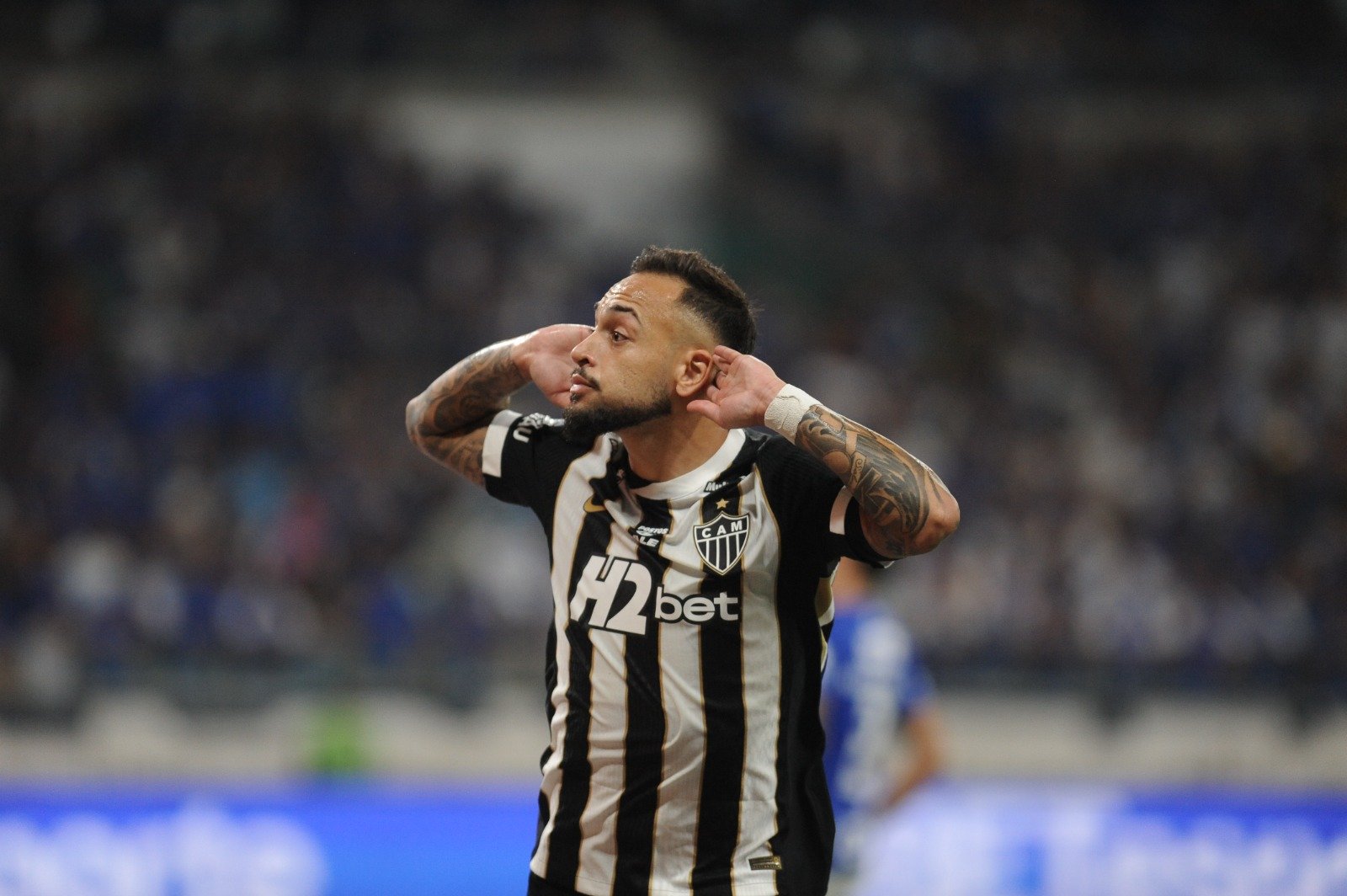 Maycon bate pênalti com categoria, amplia para o Atlético e provoca Cruzeiro