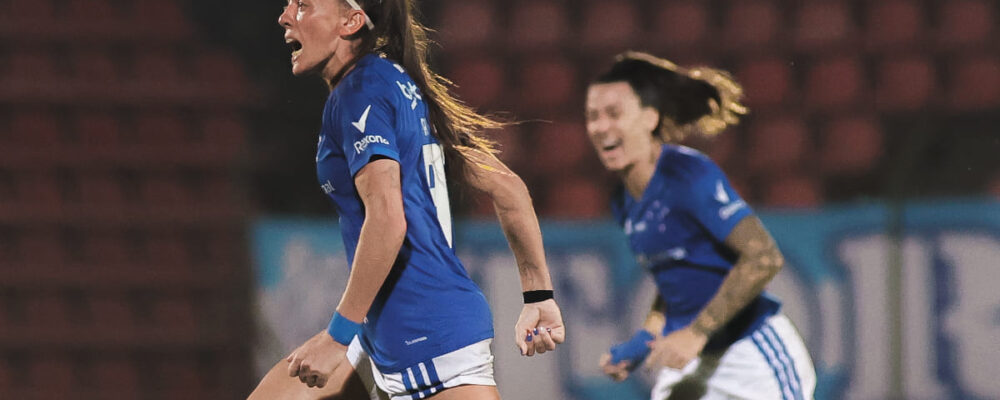 Meia do Cruzeiro faz golaço, decide jogo contra o Corinthians e vai às lágrimas