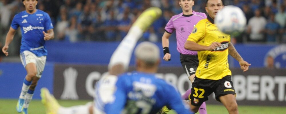 Narrador vai à loucura com golaço de Matheus Pereira em classificação do Cruzeiro na Libertadores; veja a reação