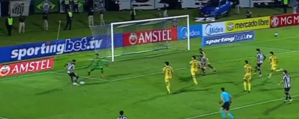 Neymar faz gol pelo Santos e comemora com Robinho Jr.; assista