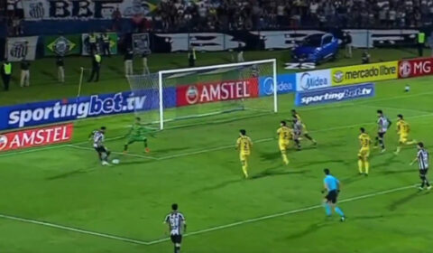 Neymar faz gol pelo Santos e comemora com Robinho Jr.; assista