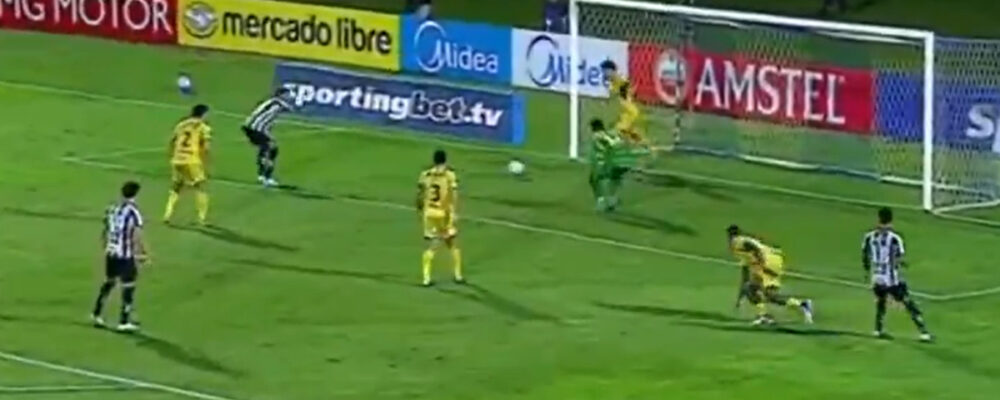 Neymar tem gol livre, mas não consegue marcar para o Santos; assista