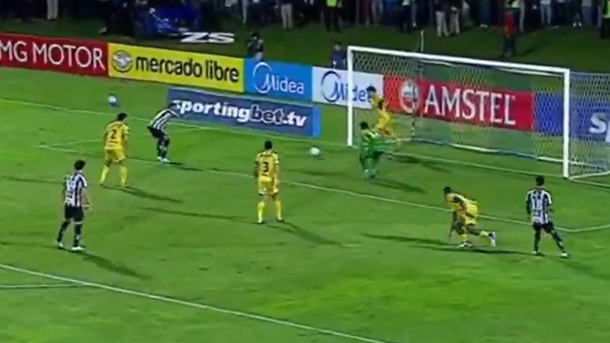 Neymar tem gol livre, mas não consegue marcar para o Santos; assista
