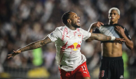 No Rio, Bragantino faz 3 e atropela Vasco, que cola no Z4 do Brasileiro
