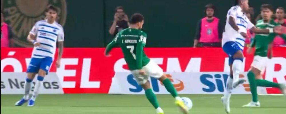 Palmeiras x Cruzeiro: árbitro volta atrás em pênalti, e gol sai no lance seguinte