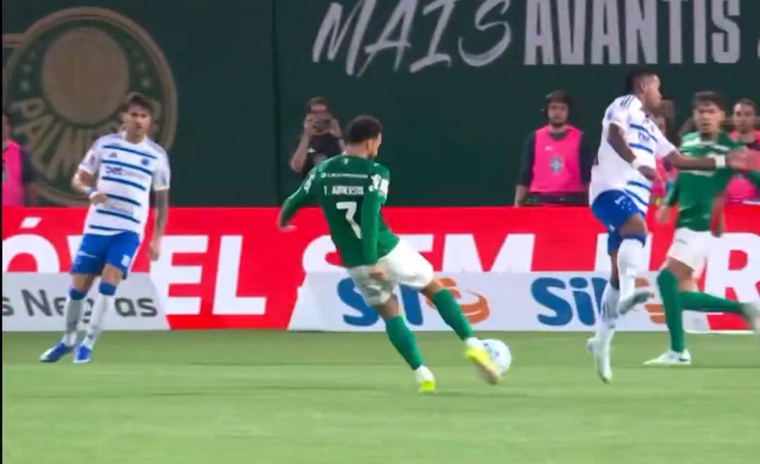 Palmeiras x Cruzeiro: árbitro volta atrás em pênalti, e gol sai no lance seguinte