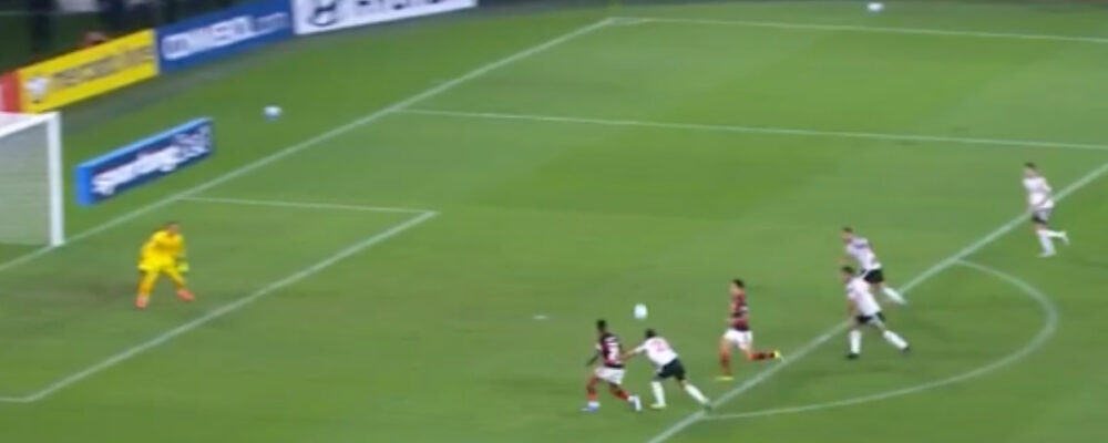 Pênalti ou não? PC Oliveira analisa lance do Flamengo contra o Estudiantes