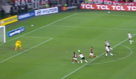 Pênalti ou não? PC Oliveira analisa lance do Flamengo contra o Estudiantes