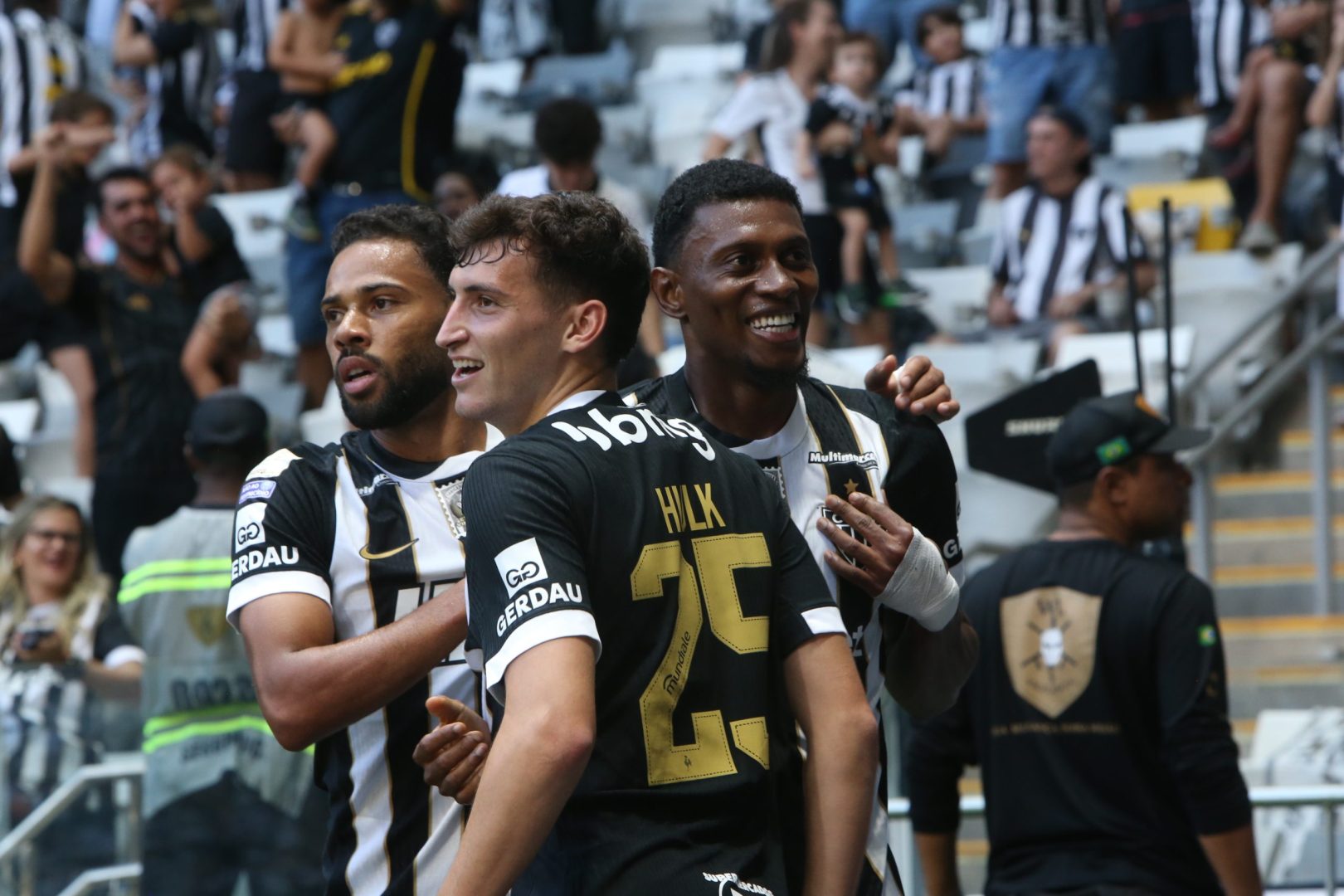 Tomás Pérez comemora gol de Cassierra em empate entre Atlético e Botafogo na Arena MRV - (foto: Edésio Ferreira/EM/D.A Press)