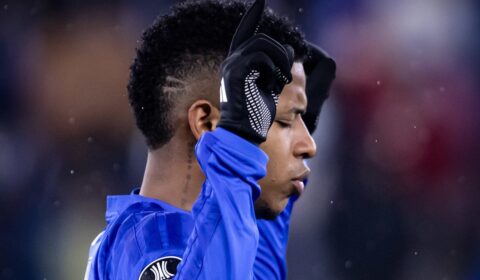 Pilhado vê Cruzeiro ‘roubado’ em empate na Libertadores: ‘Não querem brasileiro campeão’