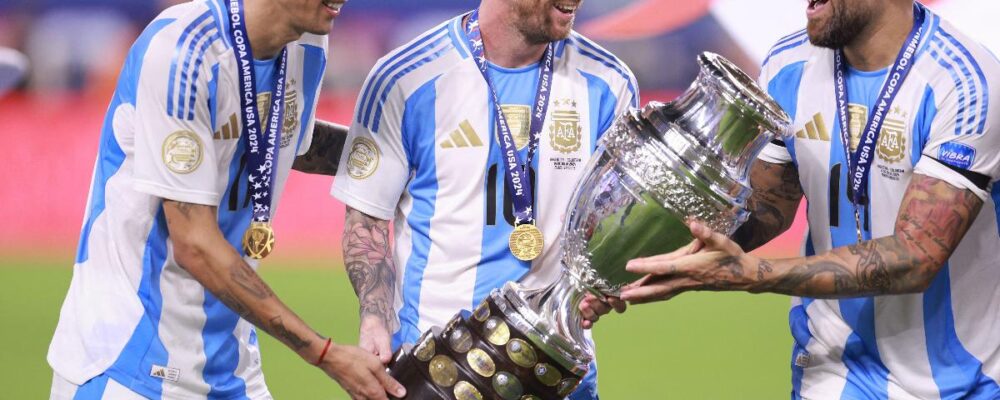 River Plate anuncia lenda da Seleção Argentina que defendeu o Atlético