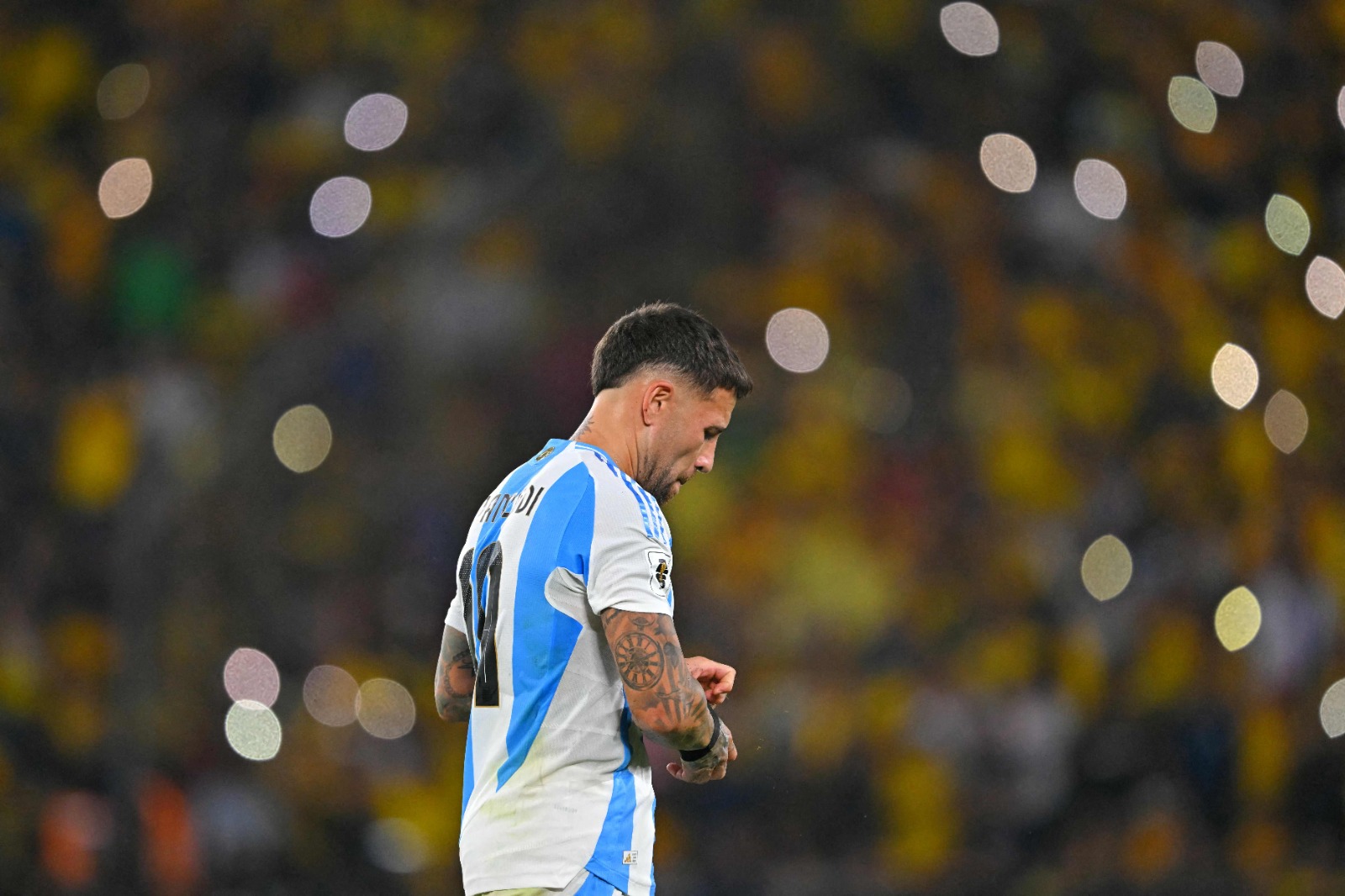 Nicolás Otamendi cabisbaixo em jogo da Argentina - (foto: Rodrigo Buendia/AFP)