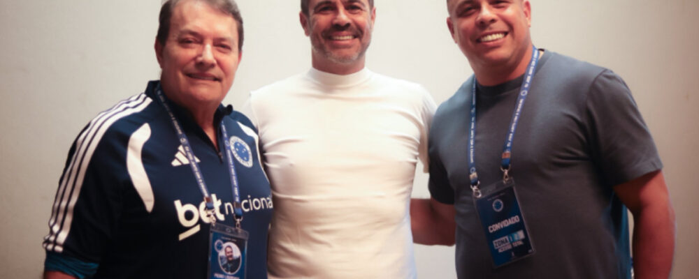 Ronaldo acompanha Cruzeiro x Atlético no Mineirão e é recebido por Pedrinho e Artur Jorge