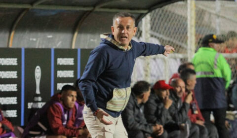 Técnico do Cienciano se irrita após vitória sobre o Atlético: ‘Um salário deles paga o nosso time’
