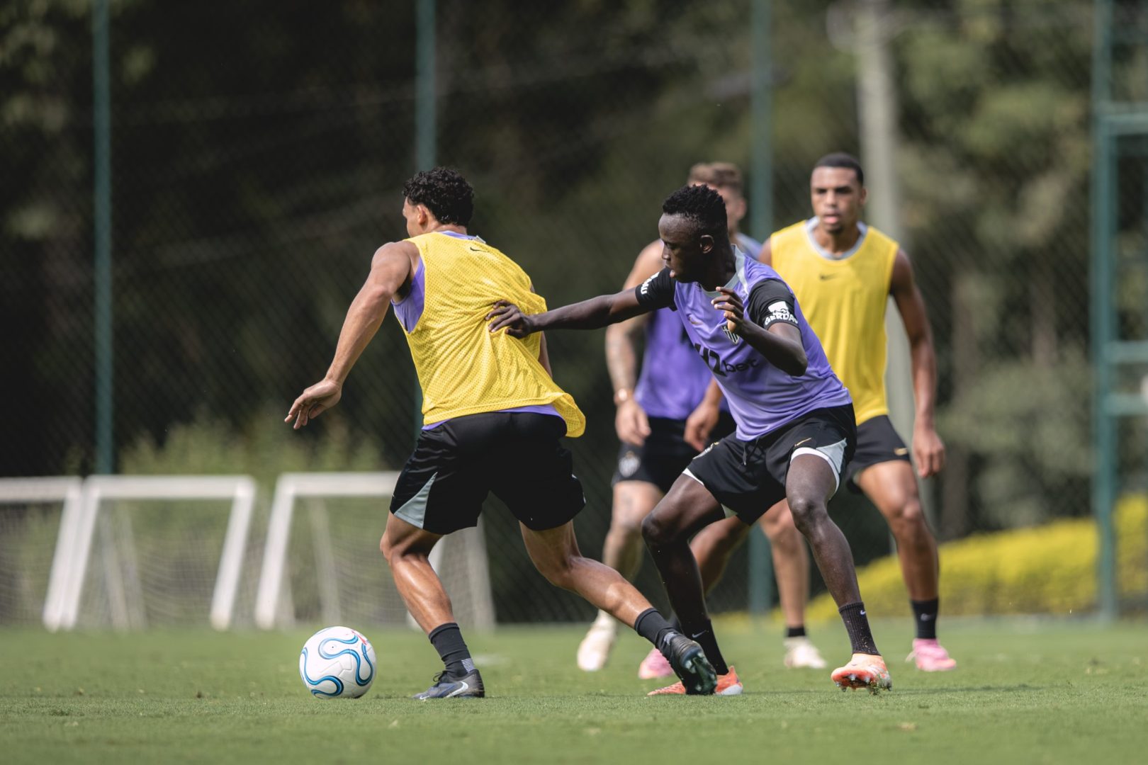 Titular do Atlético evolui em recuperação de lesão e se aproxima de retorno