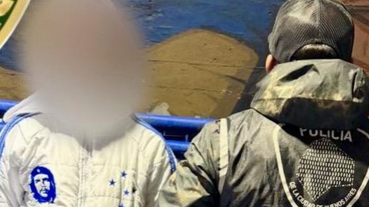 Torcedor do Cruzeiro é preso por gesto discriminatório na Argentina