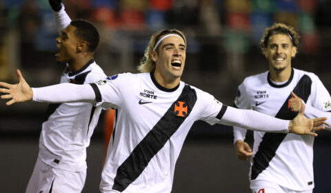 Vasco supera gol contra, vence Audax Italiano e assume ponta na Sul-Americana