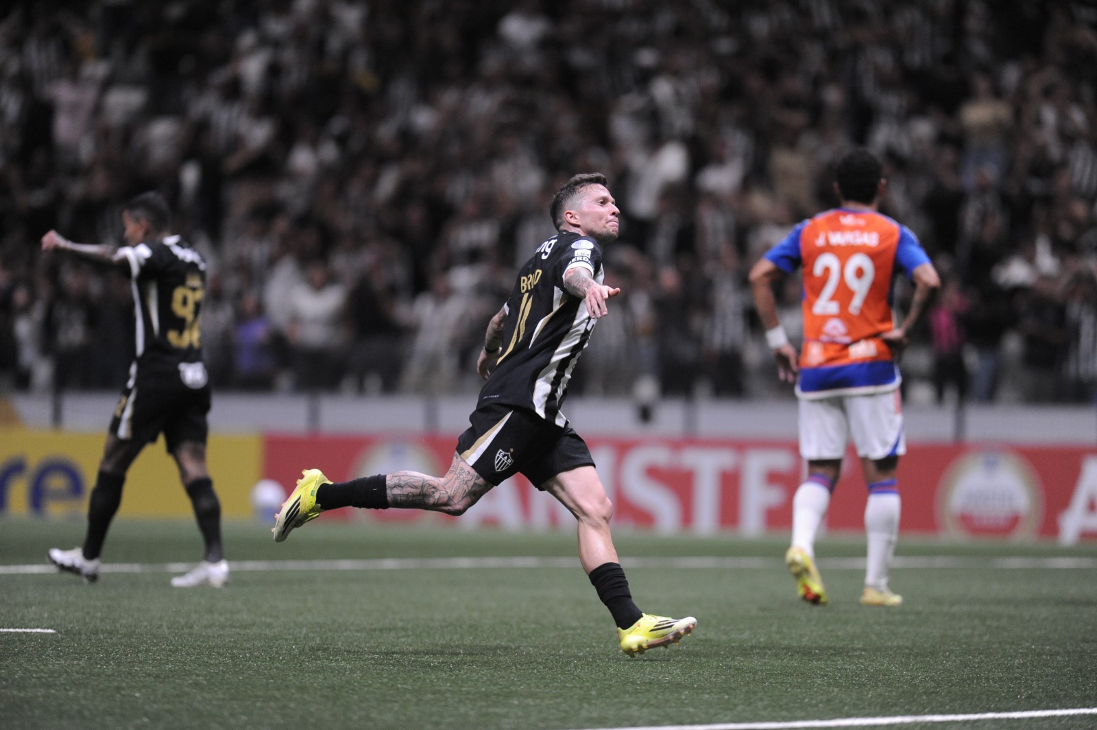 Bernard comemora gol pelo Atlético diante do Puerto Cabello na Arena MRV - (foto: Alexandre Guzanshe/EM/D.A. Press)