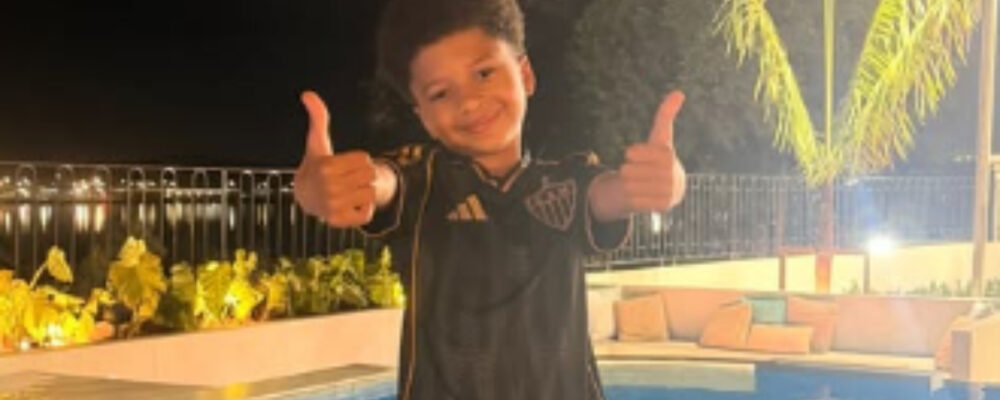 Vem aí? Filho de Fred, sonho do Atlético, posa nas redes sociais com uniforme do Galo