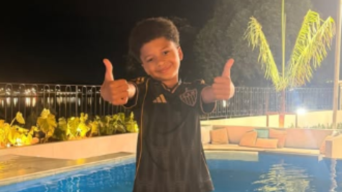 Vem aí? Filho de Fred, sonho do Atlético, posa nas redes sociais com uniforme do Galo