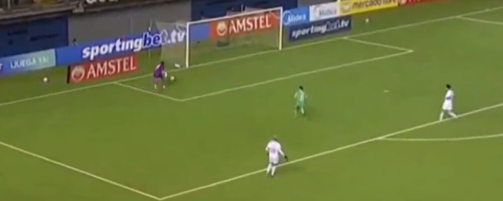 Zagueiro do Vasco recua para goleiro e faz gol contra bizarro; assista
