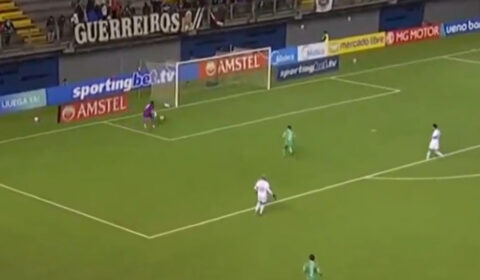 Zagueiro do Vasco recua para goleiro e faz gol contra bizarro; assista