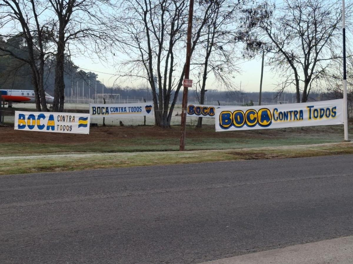 ‘Boca contra todos’: torcedores estendem faixas após empate polêmico com Cruzeiro