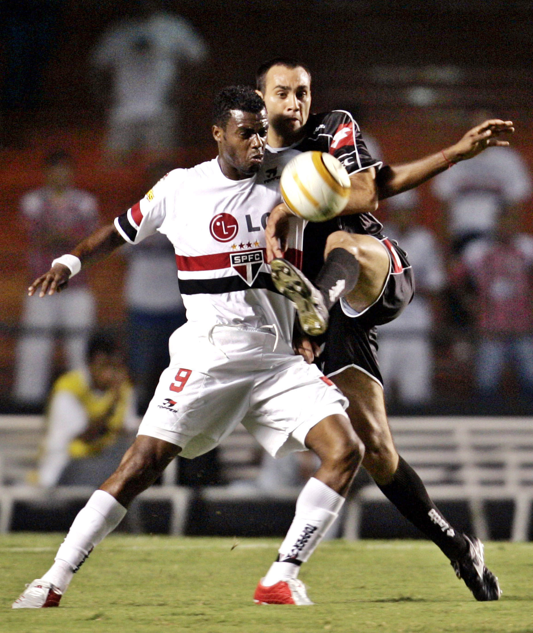 Grafite e Desábato em disputa de bola em São Paulo x Quilmes, no Morumbi, em 2005 - (foto: REUTERS/Paulo Whitaker)