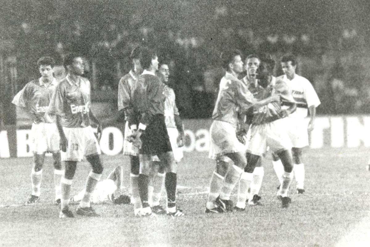 Final da Copa Ouro de 1995 entre Cruzeiro e São Paulo - (foto: 24/10/1995. Credito: Euler Junior/Arquivo EM) Final da Copa Ouro de 1995 entre Cruzeiro e São Paulo - (foto: 24/10/1995. Credito: Euler Junior/Arquivo EM)