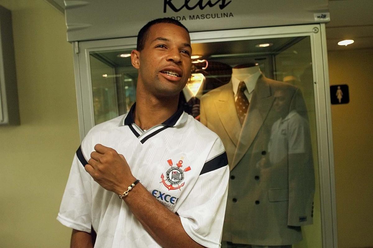 Dinei no Aeroporto da Pampulha, em Belo Horizonte, antes da final entre Cruzeiro e Corinthians no Brasileirão de 1998 - (foto: Otavio Dias de Oliveira/Folhapress ) Dinei no Aeroporto da Pampulha, em Belo Horizonte, antes da final entre Cruzeiro e Corinthians no Brasileirão de 1998 - (foto: Otavio Dias de Oliveira/Folhapress )