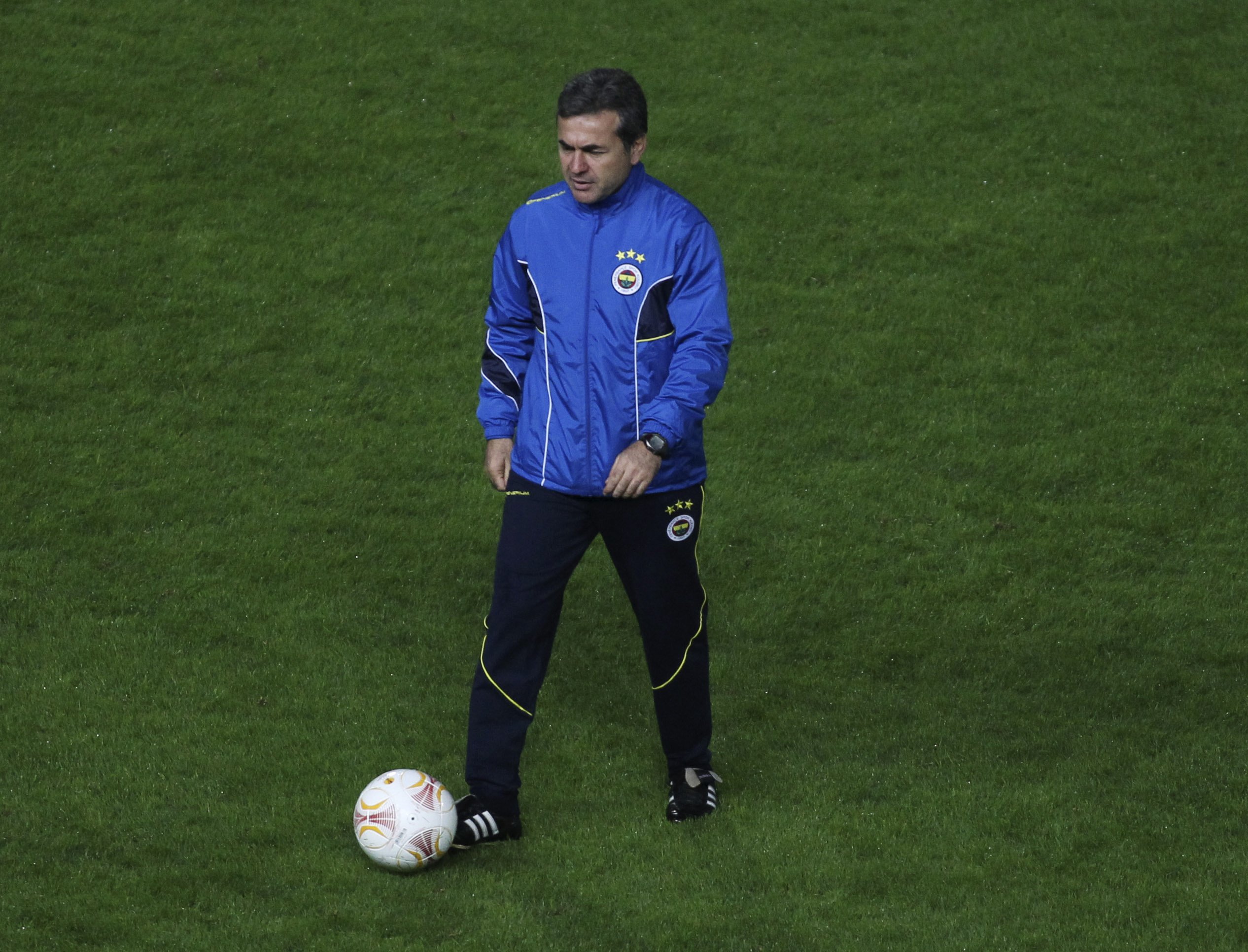 Aykut Kocaman foi o maior responsável pela saída de Alex do Fenerbahçe - (foto: REUTERS/Andreas Manolis) Aykut Kocaman foi o maior responsável pela saída de Alex do Fenerbahçe - (foto: REUTERS/Andreas Manolis)