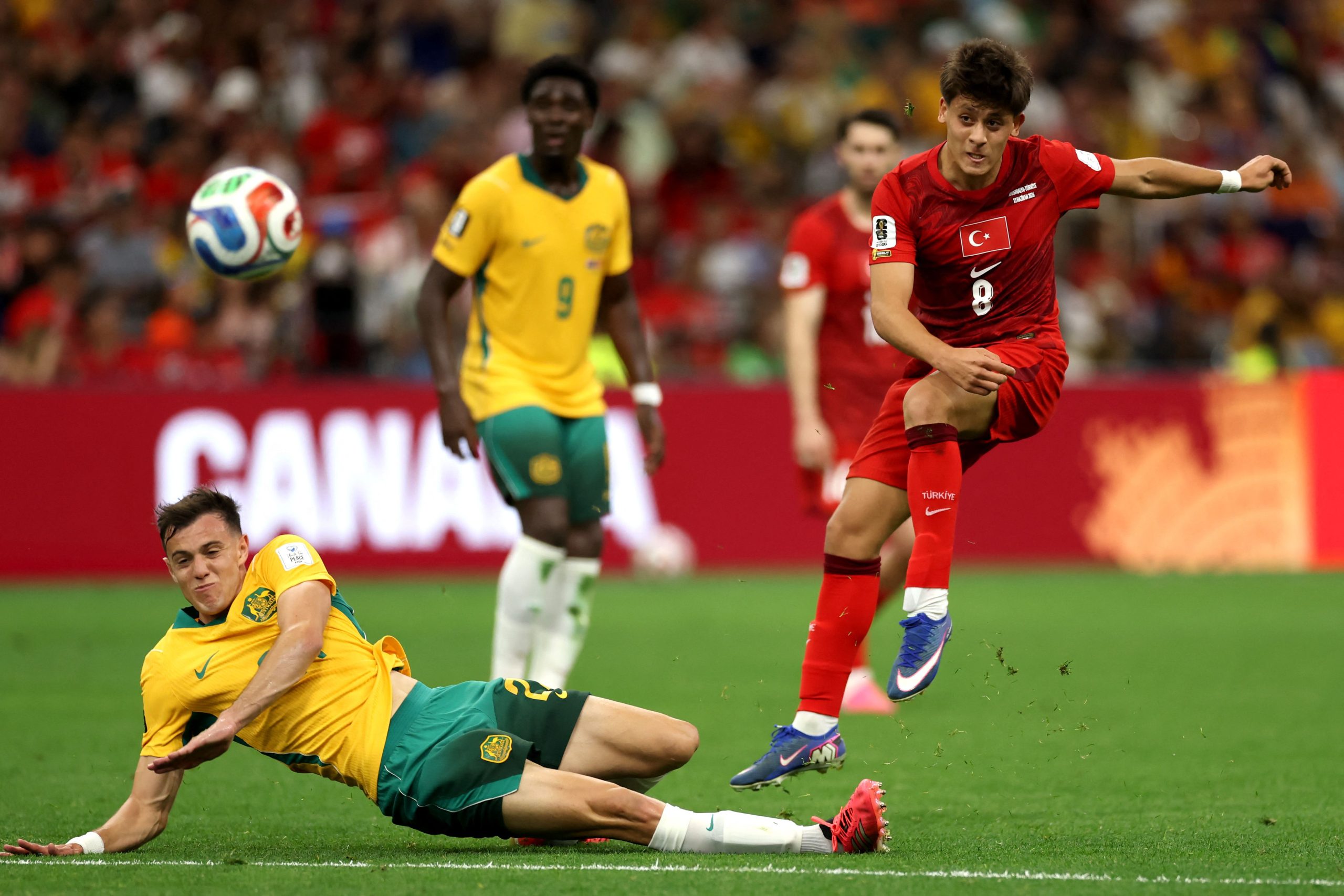 Arda Guler em ação contra a Austrália - (foto: Dean Mouhtaropoulos/AFP) Arda Guler em ação contra a Austrália - (foto: Dean Mouhtaropoulos/AFP)