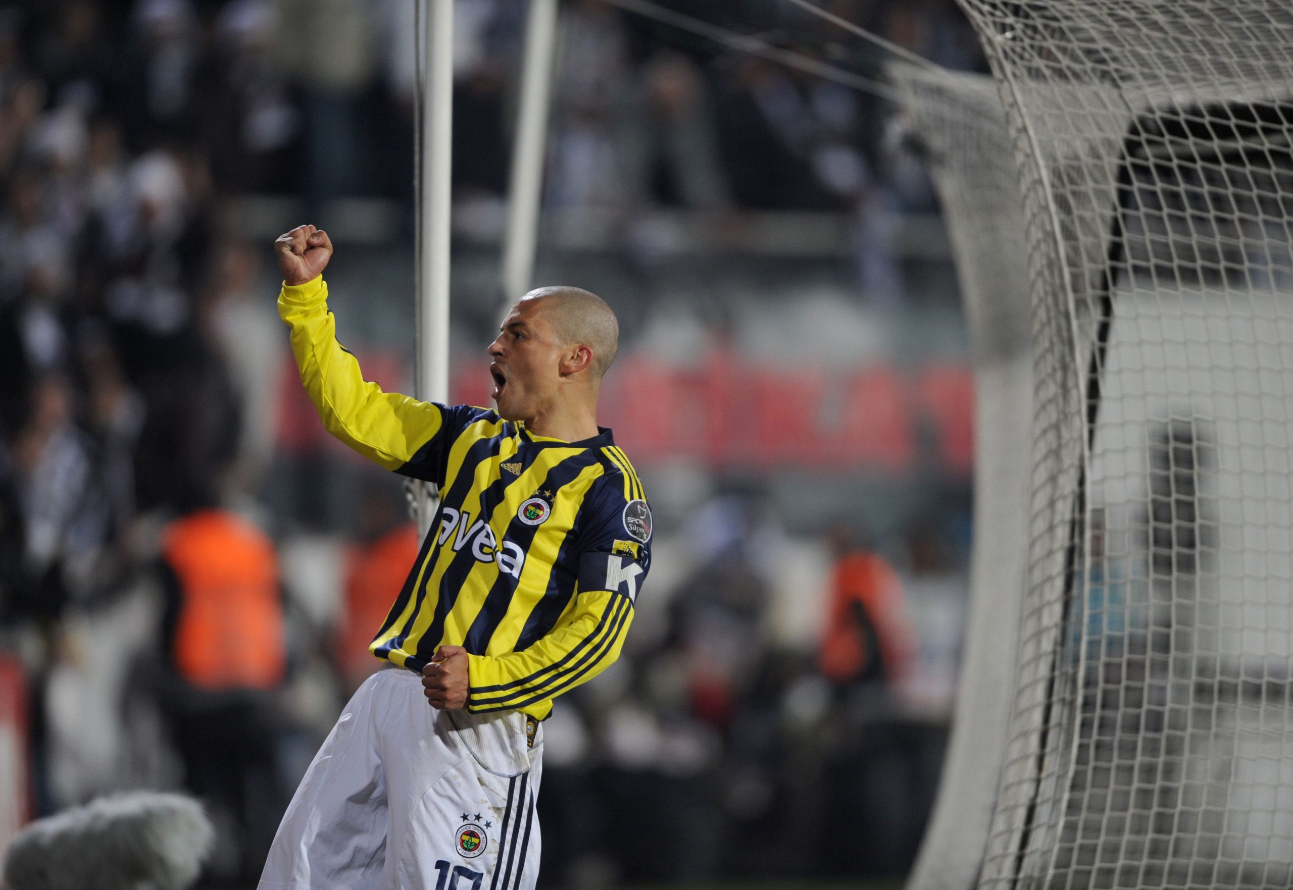 Alex comemora gol contra o Besiktas durante o clássico do Campeonato Turco, em 2011 - (foto: BULENT KILIC/AFP) Alex comemora gol contra o Besiktas durante o clássico do Campeonato Turco, em 2011 - (foto: BULENT KILIC/AFP)