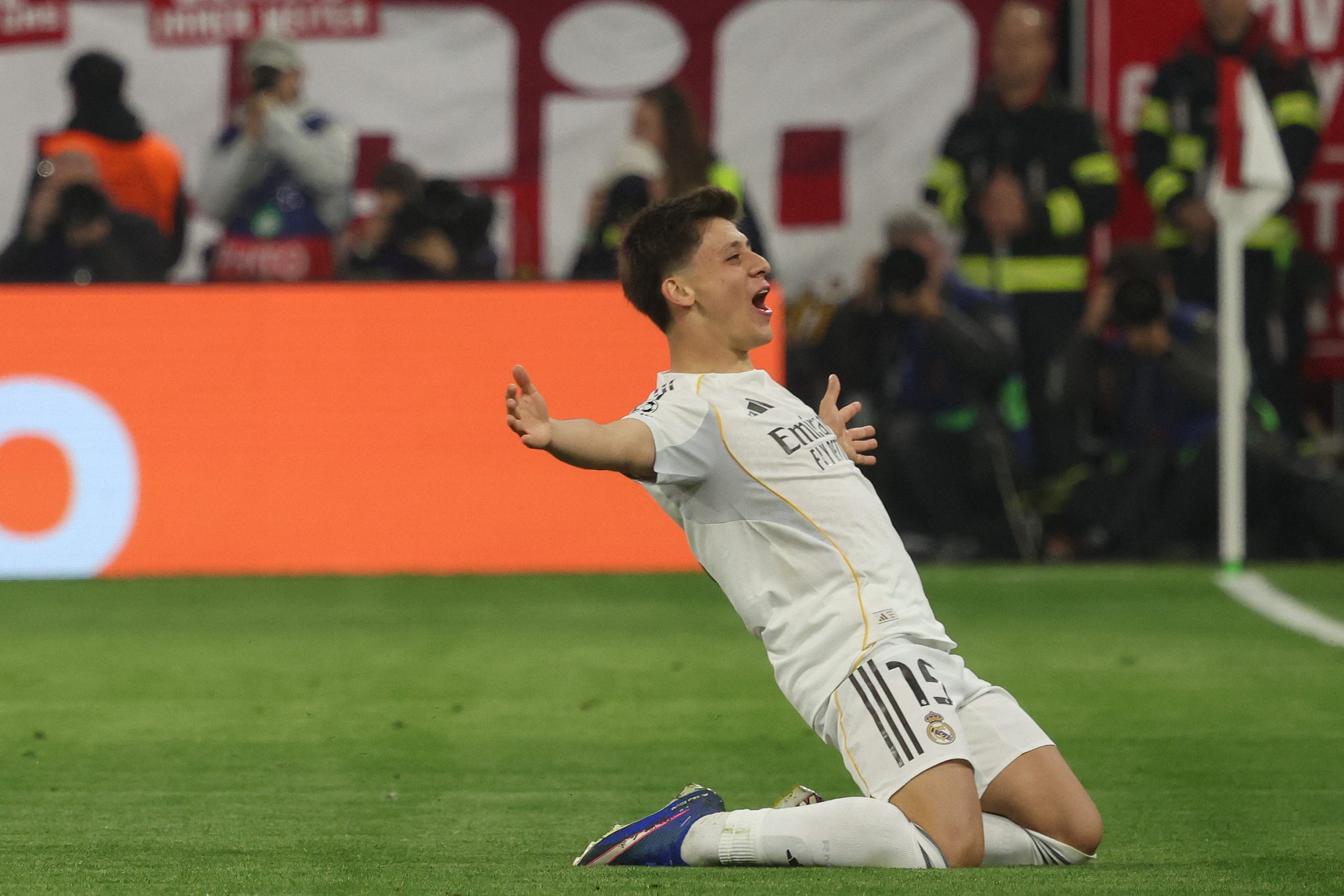 Arda Guler em ação contra o Bayern-ALE, pelo Real Madrid-ESP - (foto: Karl-Josef HILDENBRAND / AFP) Arda Guler em ação contra o Bayern-ALE, pelo Real Madrid-ESP - (foto: Karl-Josef HILDENBRAND / AFP)
