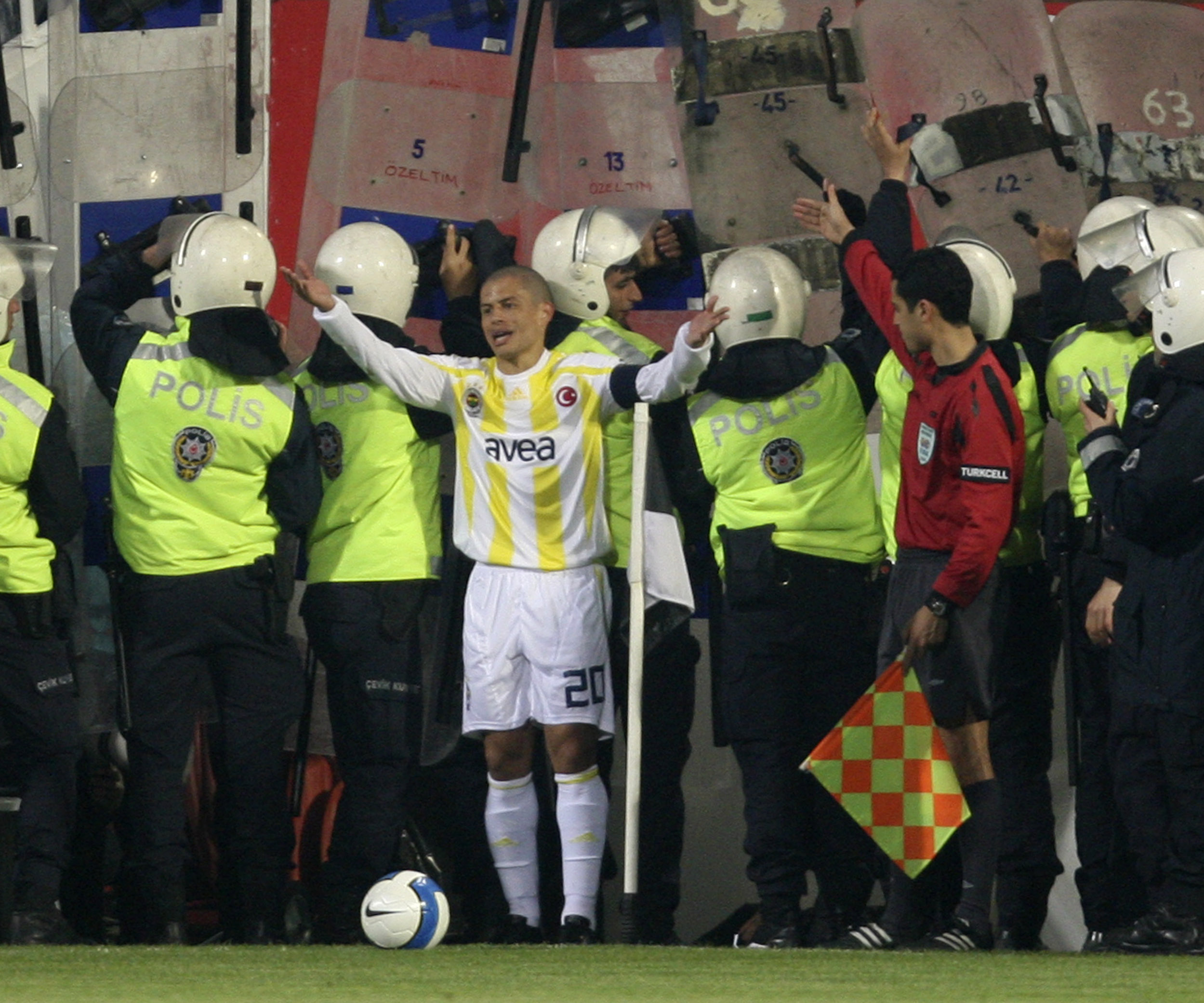 Alex em ação pelo Fenerbahçe, em março de 2008 - (foto: REUTERS/Fatih Saribas ) Alex em ação pelo Fenerbahçe, em março de 2008 - (foto: REUTERS/Fatih Saribas )