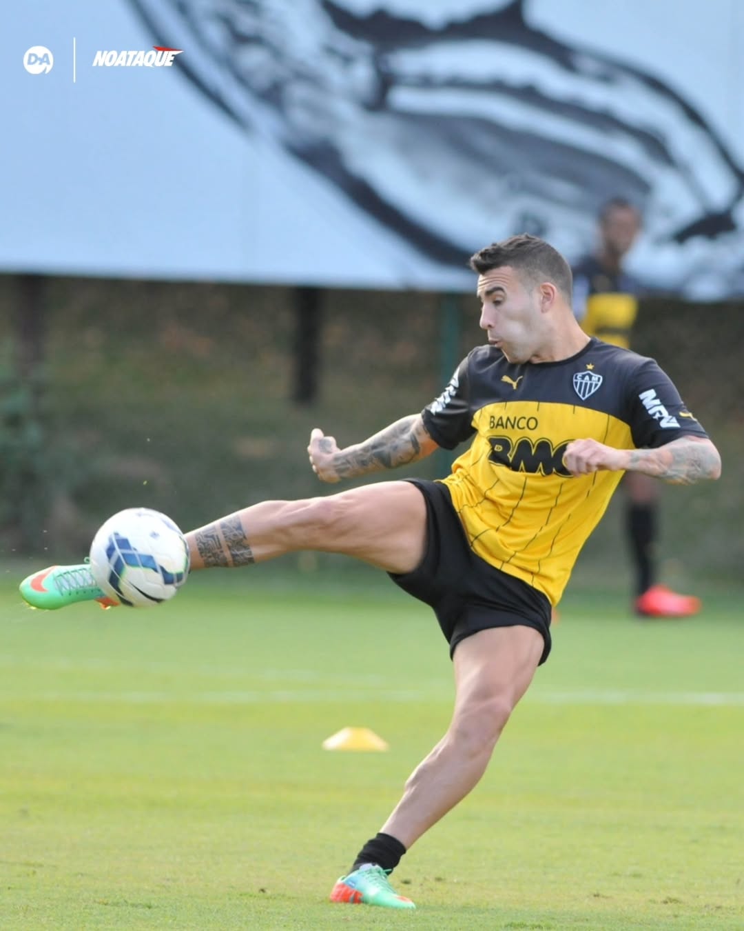 Otamendi durante passagem pelo Atlético