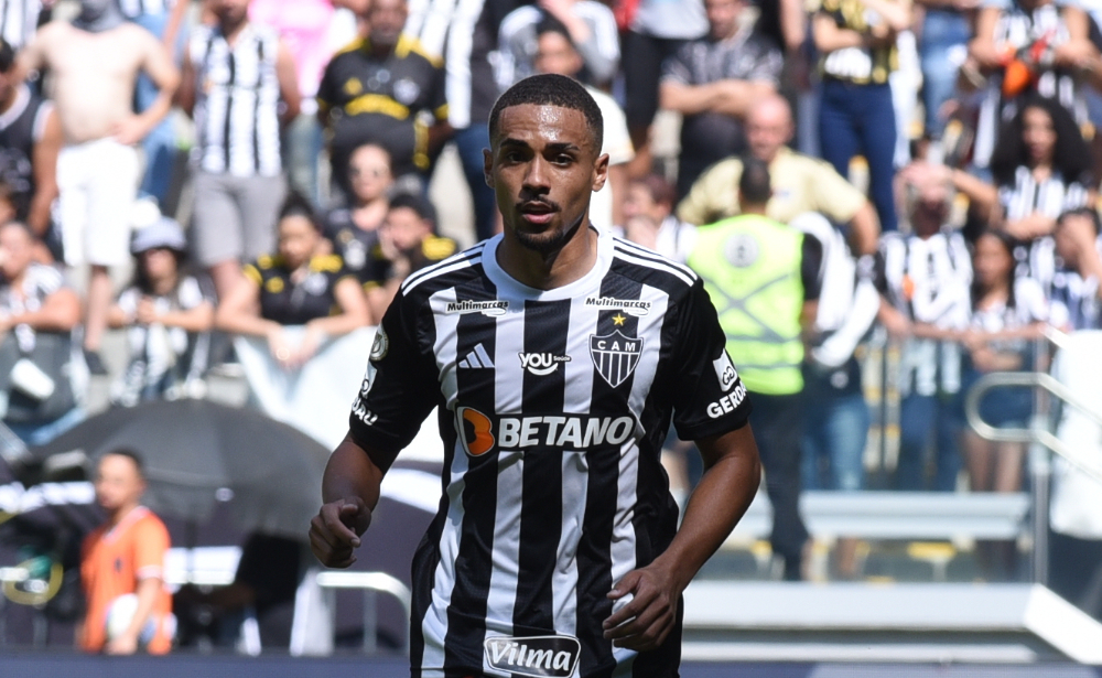 Rômulo, zagueiro do Atlético, em ação diante do Atlético-GO, na Arena MRV - (foto: Gladyston Rodrigues/EM/D.A Press)