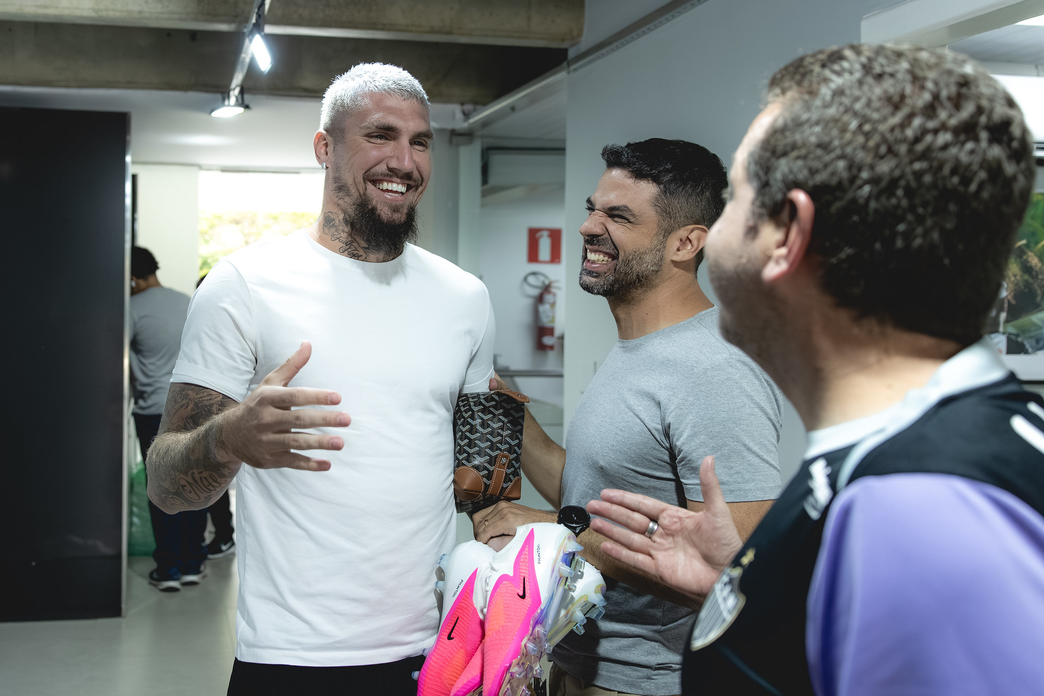 Lyanco e seu novo visual no retorno aos treinos pelo Atlético