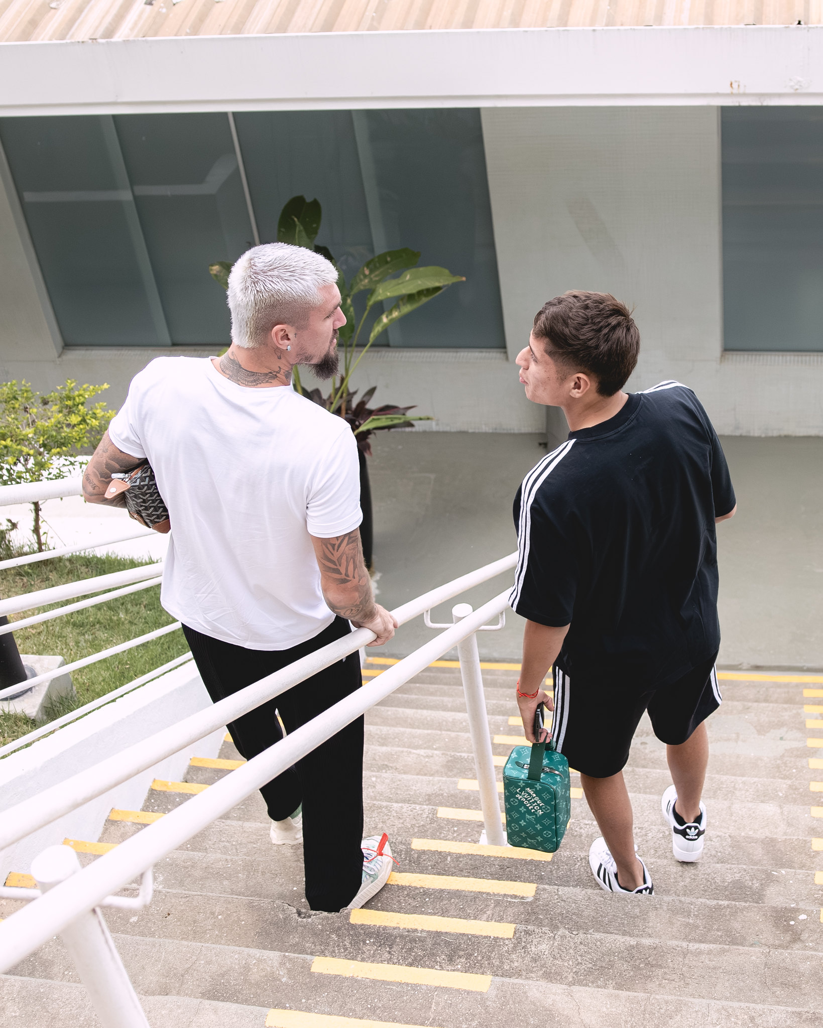 Lyanco e seu novo visual no retorno aos treinos pelo Atlético